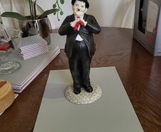Oliver hardy figurine