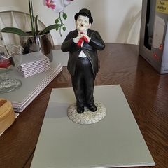 Oliver hardy figurine