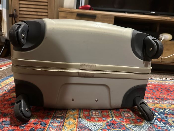 Samsonite luggage suitcase medium