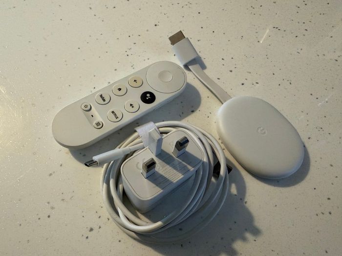 Google Chromecast with Google TV 4K + Voice Remote & UK Plug