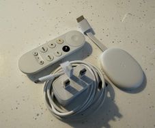 Google Chromecast with Google TV 4K + Voice Remote & UK Plug