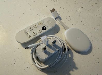 Google Chromecast with Google TV 4K + Voice Remote & UK Plug