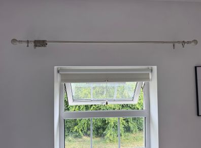 Curtain pole free