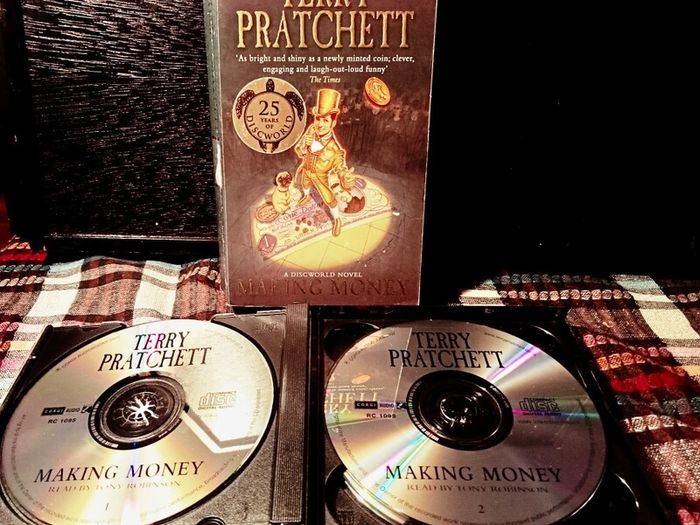 2007. Terry Pratchett. Making Money. Book And Audio Book.