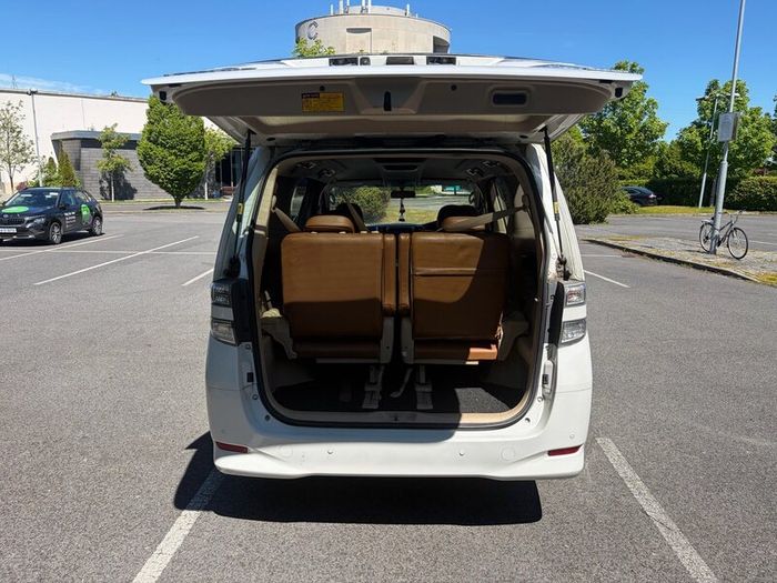 Toyota Vellfire hybrid - 7 seater - Fresh NCT