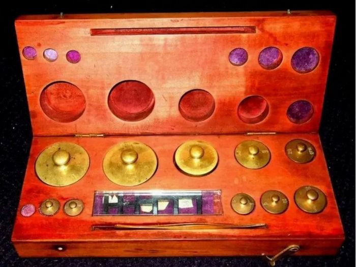 Vintage Apothecary Brass Weights In Wooden Case