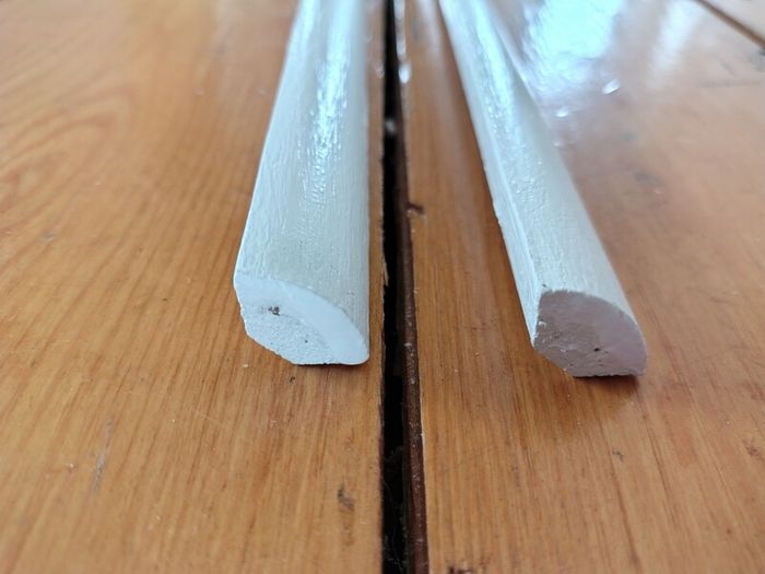 Two 2.4m lengths of white wooden moulding 10x10mm