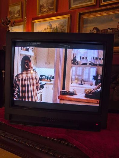 Vintage  20" Mitsubishi Tv & Remote