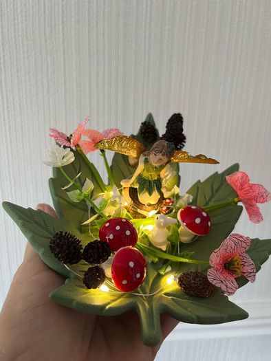 Leaf shaped decorative bowl