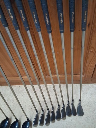 Ladies Golf Clubs. Complete Matching Set Of Ladies Right Handed Graphite Shafted Golf Clubs In Excellent Condition.