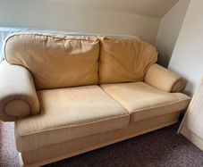 free couch, aprox 2 meters long/1 metre wide