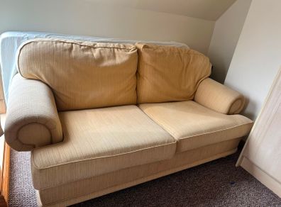free couch, aprox 2 meters long/1 metre wide