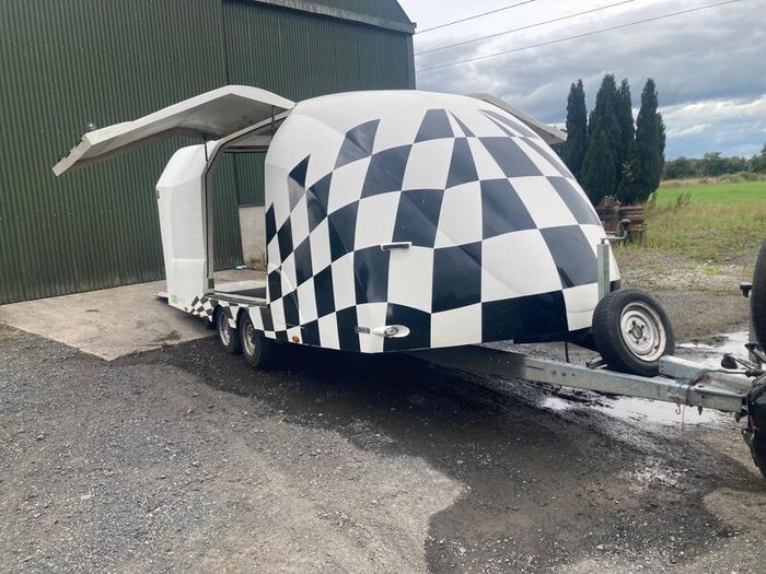 Motorsport shuttle trailer