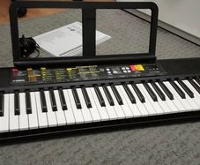 Yamaha PSR f52 piano/ keyboard