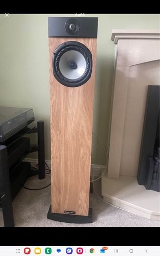 Award winning Fyne Audio F302i floorstanding loudspeakers stunning Oak with magnetic Grille 120W