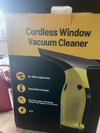 Cordless window cleaner