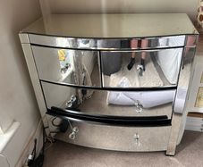 Mirrored chest of drawers