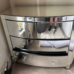 Mirrored chest of drawers