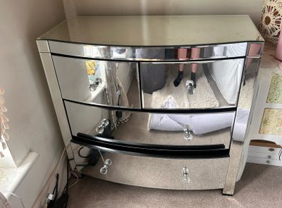 Mirrored chest of drawers