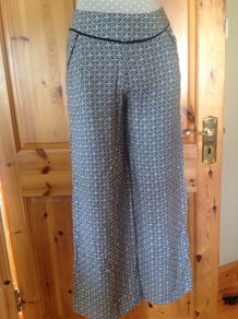Size 6 Dorothy Perkins Black/ White Trousers