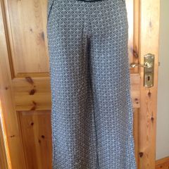 Size 6 Dorothy Perkins Black/ White Trousers