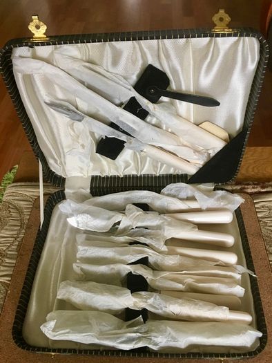 Full vintage matching set of 12 knives and forks