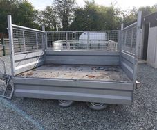 Heavy duty trailer with standing jackes