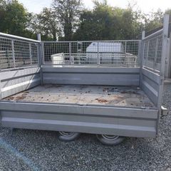 Heavy duty trailer with standing jackes