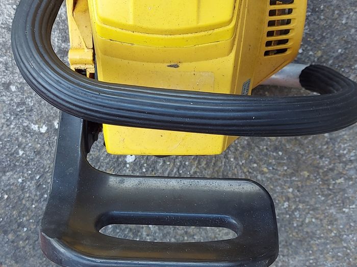 Petrol Chainsaw in like new condition,  Blade & motor, See Pictures