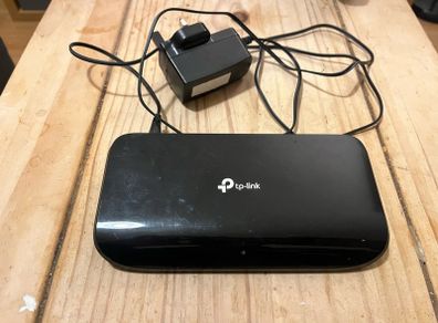 8-Port Gigabit Desktop Switch & 2 Cat5 Ethernet cables