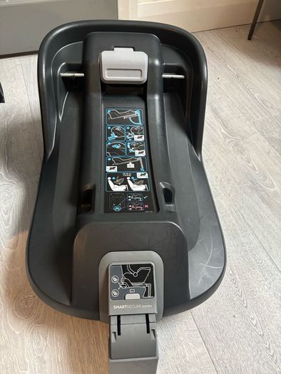 Uppababy Mesa isize Car seat plus base and rain cover
