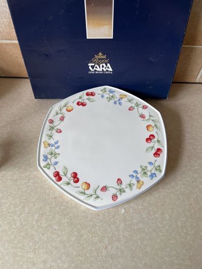 Royal Tara 2?Hexagonel Cake plates as New