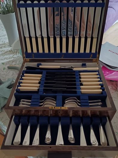 Box chest of cutlery