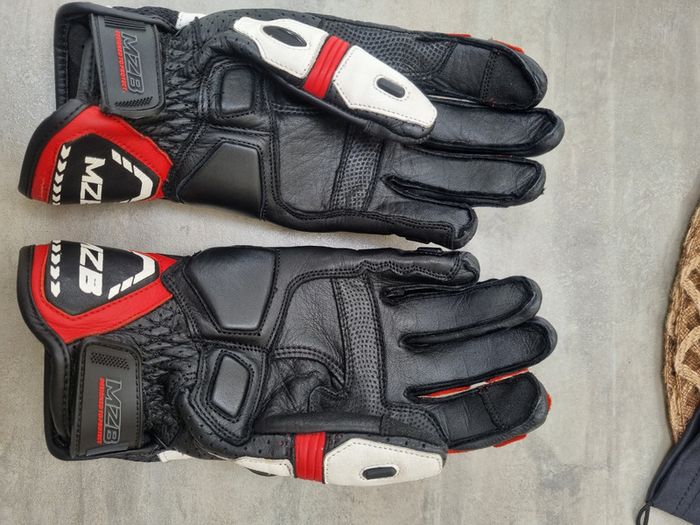 Motorcycle gloves