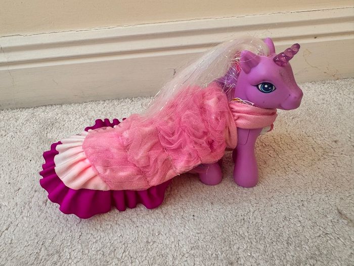 My Little Pony Lily Lightly Unicorn Light Up With Dress Damaged Dirty Lash approx. 12 cm. Used Please see photos