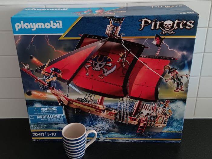 Large playmobil skull pirate ship brand (new)
