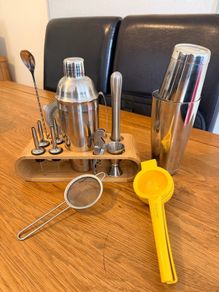 Cocktail maker kit with 2 shakers