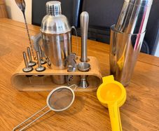 Cocktail maker kit with 2 shakers