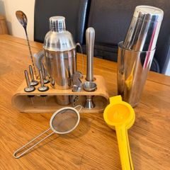 Cocktail maker kit with 2 shakers