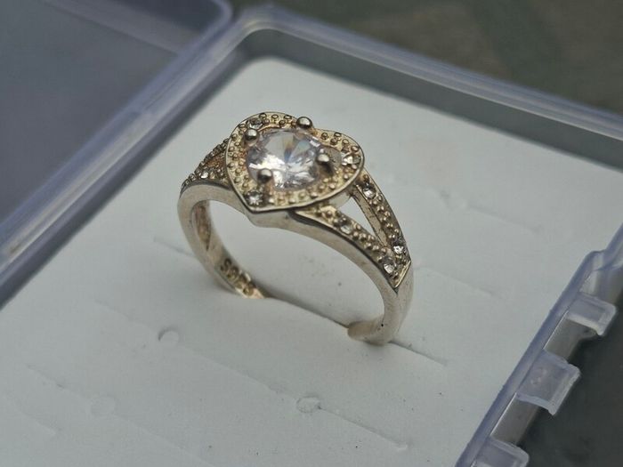 Lovely Heart-shaped Sterling 925 Silver Ring with clear Stones