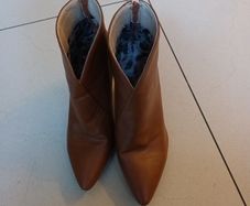 Tan Ankle Boots.   S.40. (7).