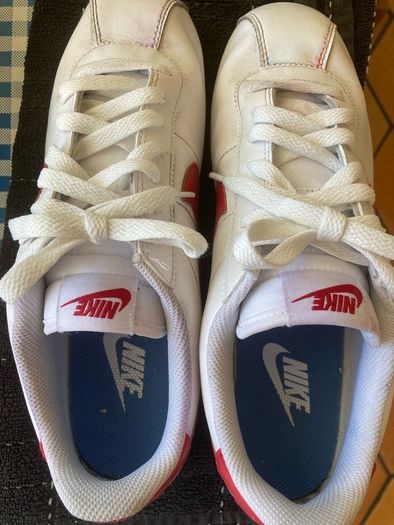 Nike Trainers (White with Logo Size 8 adults.