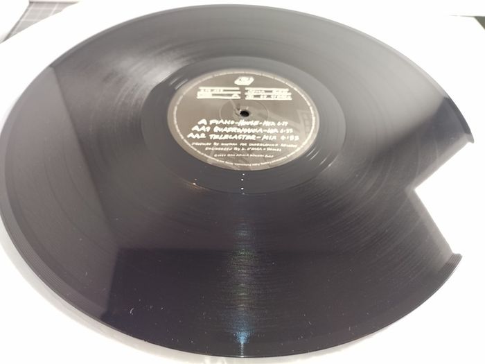 The Ya Ya's - Looove - Ariola Records - AKA Caveman! ORIGINAL 1992 PRESSING! Condition: MINT! Brand SPANKING New!