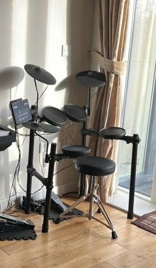 Yamaha DTX402 Electronic Drum Kit - Complete Set with Stool and Noise Absorbers.