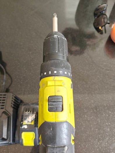 Battery Drill with 2 batteries