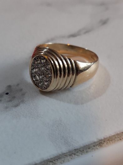 9ct gold ring With cluster diamonds hallmarked 375