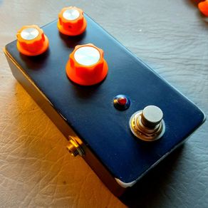 Delay, Chorus, Overdrive, Compressor, Tremolo