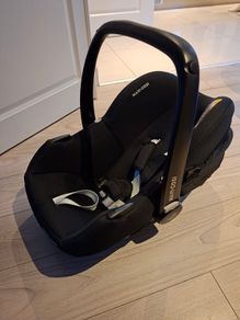 Maxi cosi car seat and base