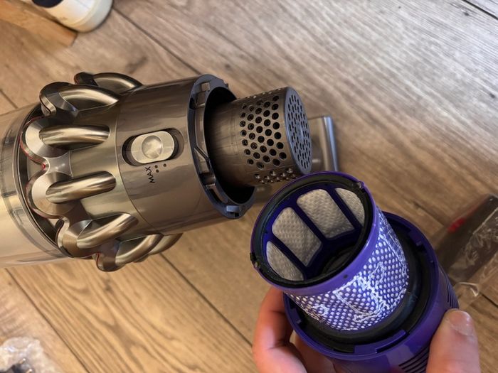 Dyson V10(Like new)