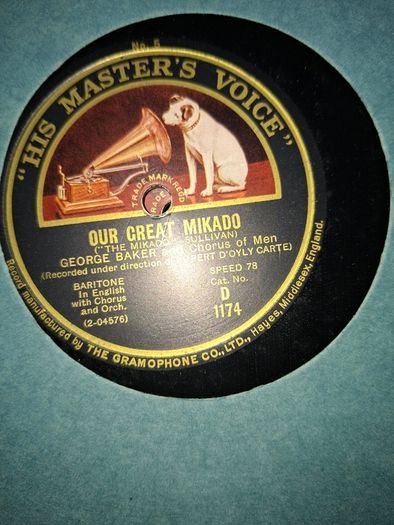 His Master's Voice record album for Gilbert & Sullivan's The Mikado. around 1926 or 1927 The set features 12" 78 RPM shellac records